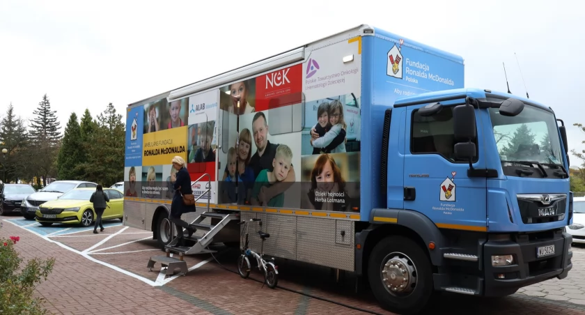 Na zdjęciu ambulans fundacji Ronalda McDonalda fot. Facebook/Radomsko Miasto Otwarte