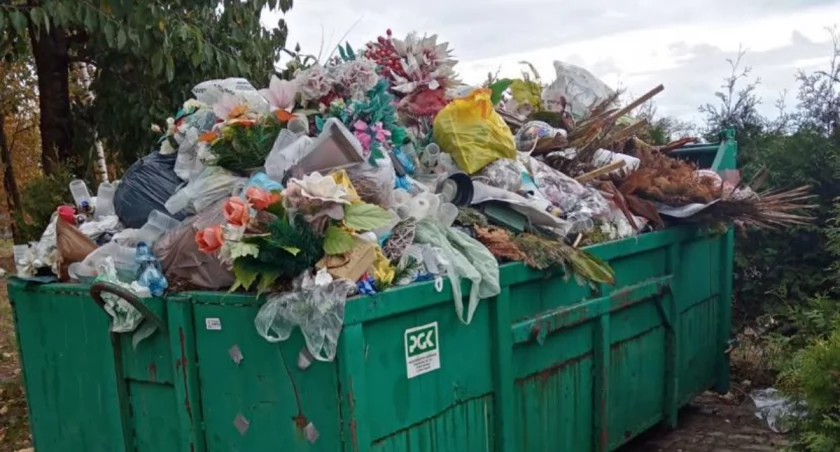 Na zdjęciu kontener śmieci na Starym Cmentarzu