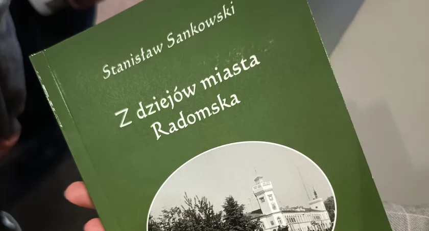 Na zdjęciu promowana książka S. Sankowskiego 