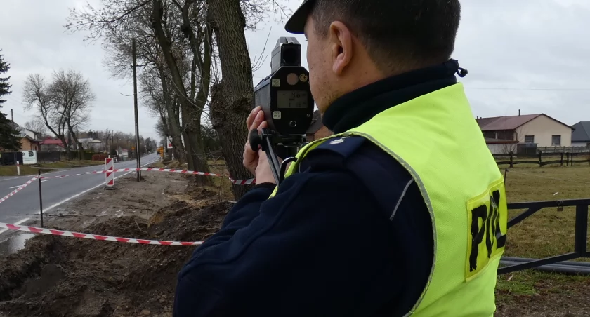 Na zdjęciu policjant wykonujący pomiar prędkości