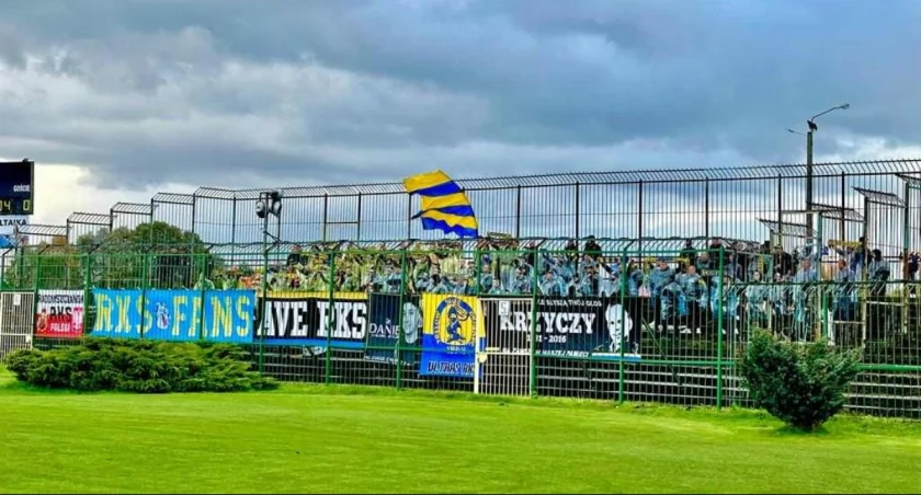 Na zdjęciu radomszczańscy kibice na meczu w Opocznie, fot. Facebook/RKS Radomsko Fans