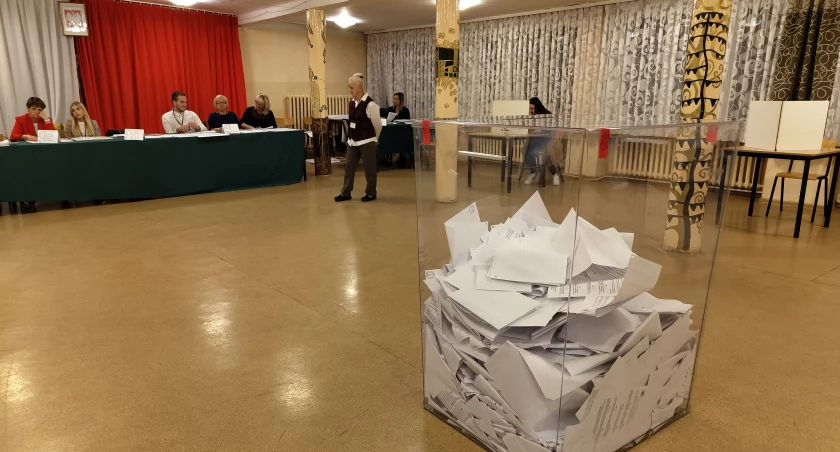 Na zdjęciu jedna z komisji wyborczych w Radomsku