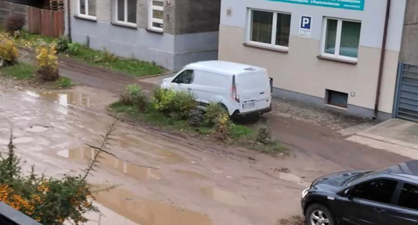 Na zdjęciu samochód, którego kierowca wybrał chodnik, fot. Czytelnik 