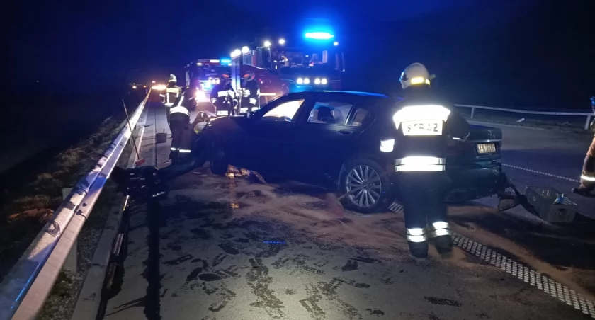 Na zdjęciu samochód, który uderzył w bariery energochłonne, fot. KP PSP Radomsko 