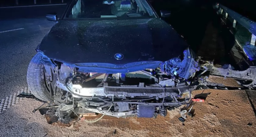 Na zdjęciu rozbite BMW, którym kierował 41-latek, fot. KPP Radomsko
