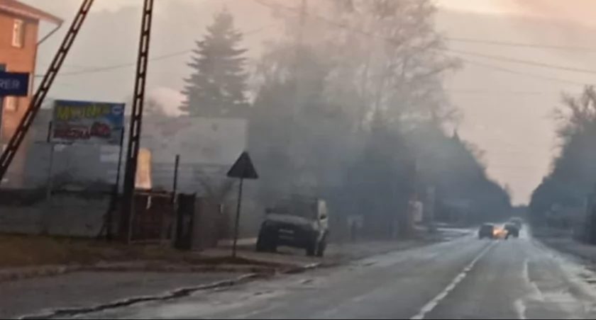 Na zdjęciu smog w Radomsku w marcu 2021 roku