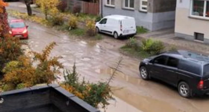 Na zdjęciu samochody na ulicy Piłsudskiego, fot. Czytelnik
