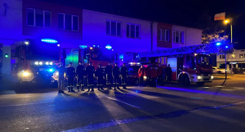 Na zdjęciu strażacy oddający hołd Bartoszowi Błyskalowi, fot. KPP Radomsko