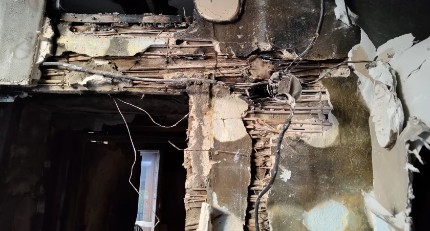Na zdjęciu instalacja elektryczna w mieszkaniu, w którym doszło do pożaru