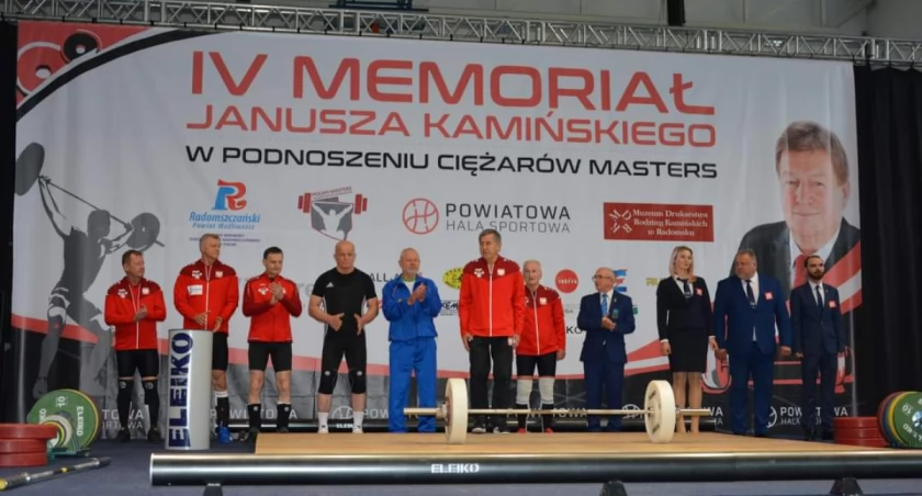 Na zdjęciu uczestnicy memoriału, fot. Facebook/Starostwo Powiatowe