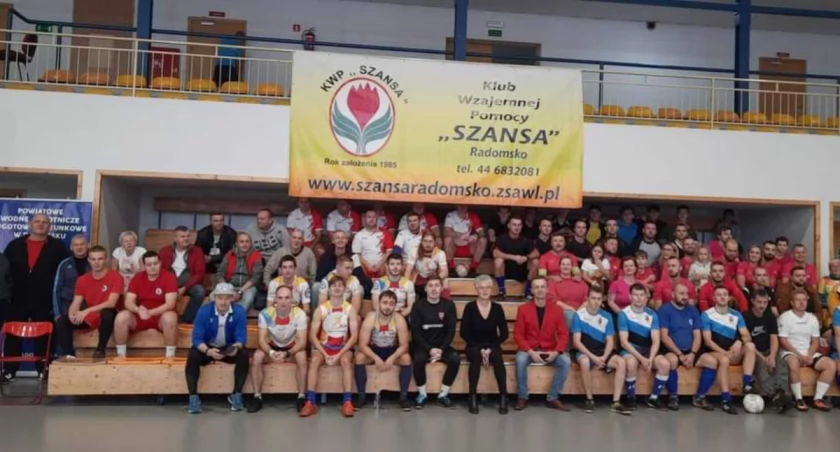 Na zdjęciu uczestnicy turnieju, fot m Facebook/KWP Szansa 