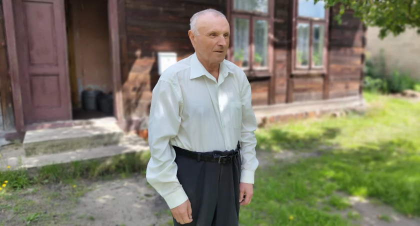 Na zdjęciu Krzysztof Klekowski przed swoim domem na Suchej Wsi