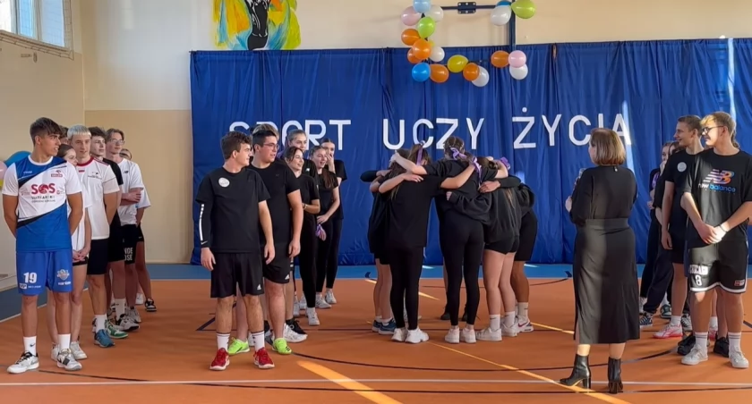 Na zdjęciu uczniowie LO w Przedborzu podczas otwarcia, fot. Facebook/Starostwo Powiatowe