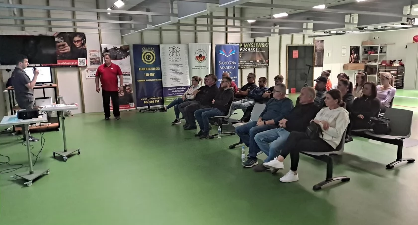 Na zdjęciu uczestnicy spotkania, fot. Facebook/Okręgowy Klub Strzelectwa Sportowego 