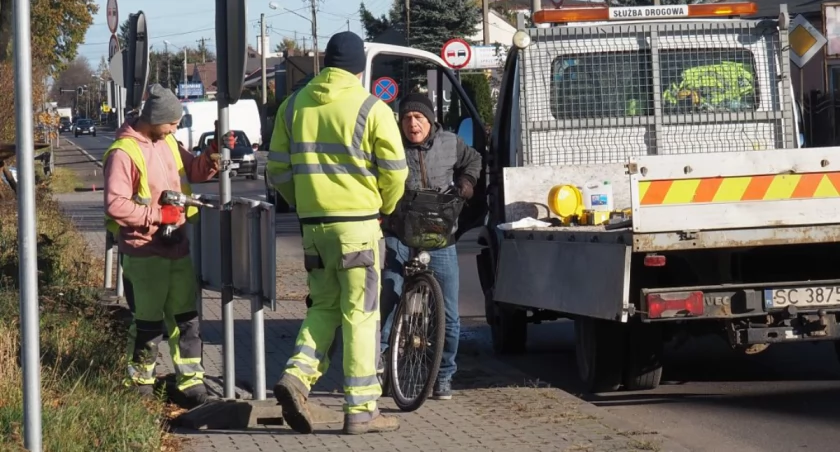 Na zdjęciu: mieszkaniec Bartodziej rozmawia z pracownikami firmy, którzy za chwilę zamkną ruch na Narutowicza