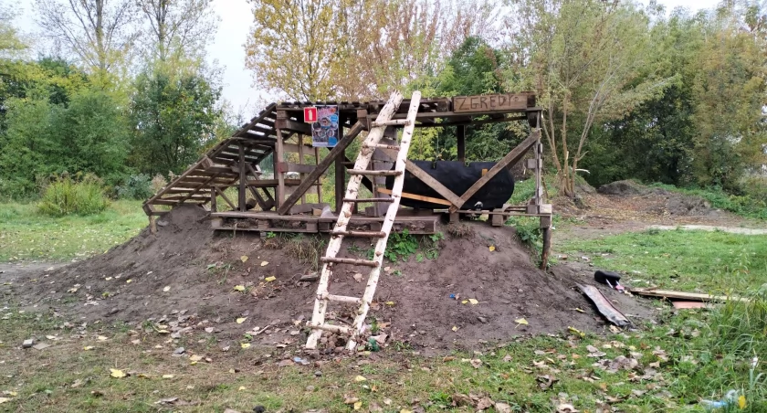 Na zdjęciu drift park zbudowany przez nastolatków