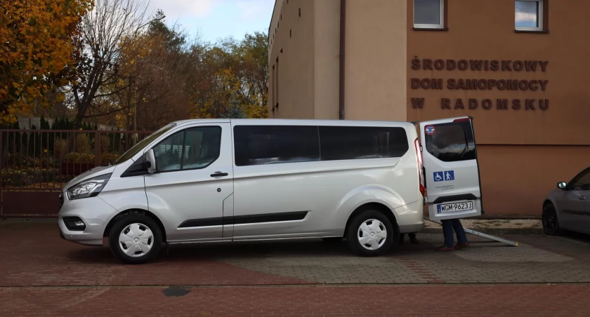 Na zdjęciu nowy samochód MOPS fot. Facebook/Radomsko Miasto Otwarte