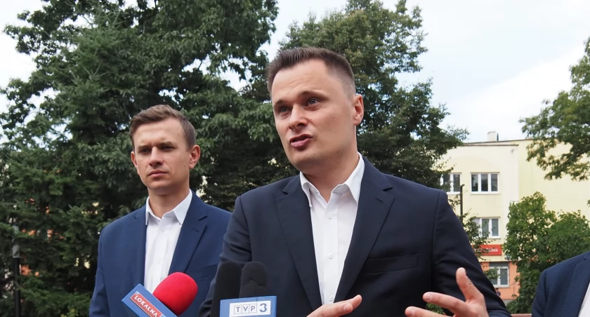 Na zdjęciu Krzysztof Ciecióra podczas jednej z konferencji
