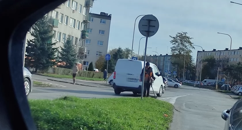 Na zdjęciu: W czwartek trwało intensywne sprzątanie na ulicy Leszka Czarnego