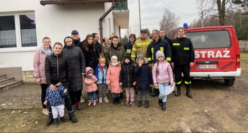Na zdjęciu rodziny uchodźców z Ukrainy w gościnie u pani Rity w Michałopolu w gminie Gidle, kwiecień 2022