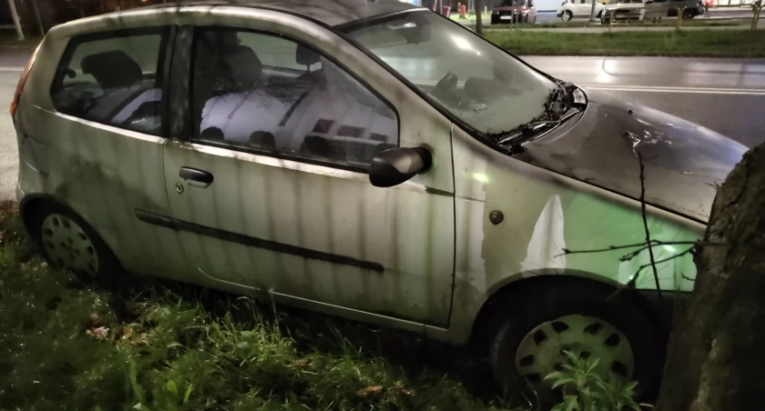 Na zdjęciu zaparkowany przy Piastowskiej samochód