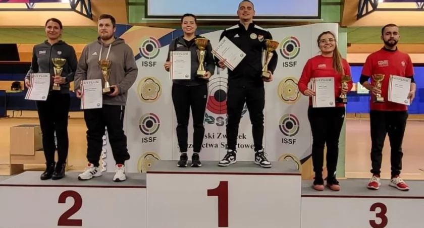 Na zdjęciu zawodnicy na podium, fot. facebook/Okręgowy Klub Strzelectwa Sportowego 