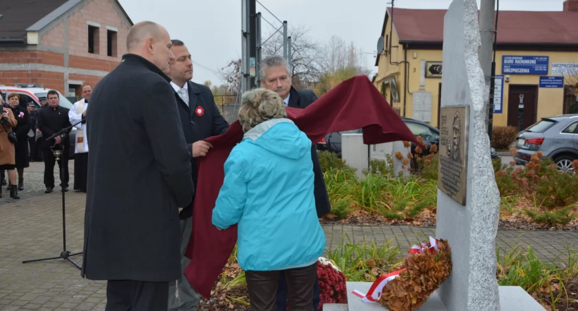 Na zdjęciu moment odsłonięcia tablicy, fot. Facebook/Starostwo Powiatowe