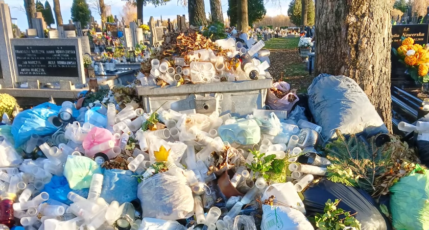 Na zdjęciu śmieci na cmentarzu, fot. Czytelniczka