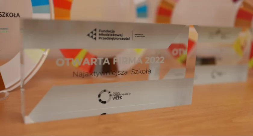 Na zdjęciu statuetka za ubiegłoroczny udział w programie