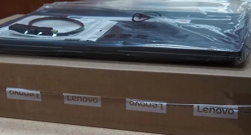 Na zdjęciu rządowy laptop już trafił do ucznia