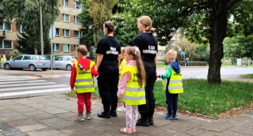 Na zdjęciu dzieci i uczniowie podczas akcji „Bezpieczna droga do szkoły