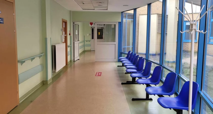 Na zdjęciu korytarz przychodni przyszpitalnej