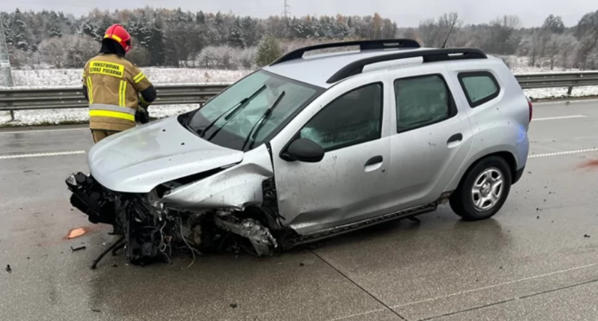 Na zdjęciu rozbita dacia, fot. Facebook/Raporty Drogowe Autostrada A1