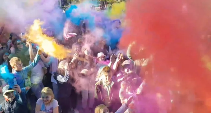 Festiwal kolorów w Radomsku, impreza dla dzieci, kwiecień 2023