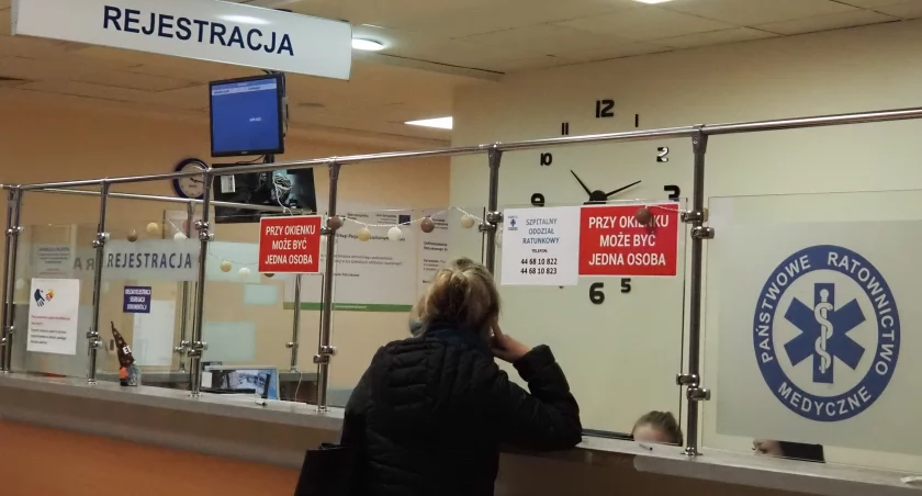 Na zdjęciu: Sfrustrowani są i pacjenci i personel. Rejestracja w przychodni specjalistycznej w Szpitalu Powiatowym