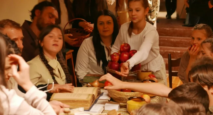 Na zdjęciu aktorzy Teatru Źródło w spektaklu o rodzinie Ulmów