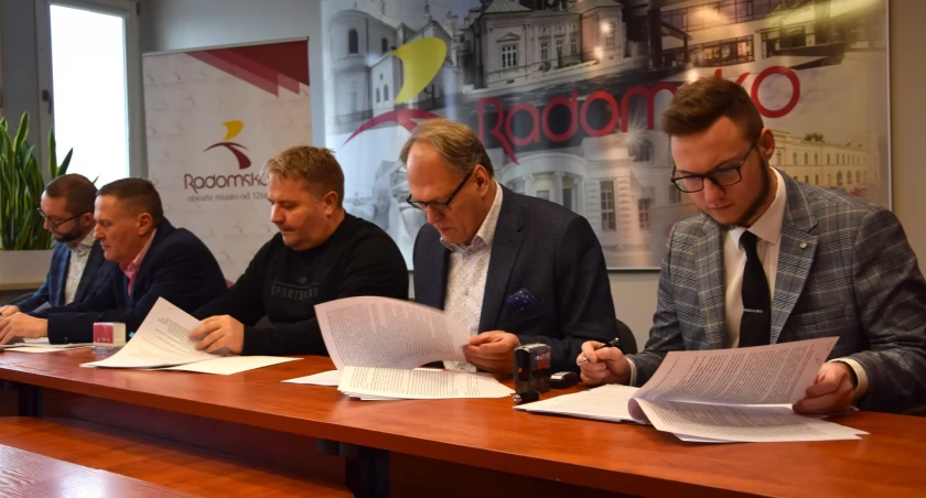 Na zdjęciu moment podpisania umowy, fot. Facebook/Radomsko Miasto Otwarte