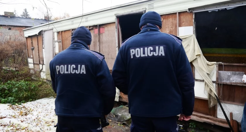 Na zdjęciu policjanci sprawdzają pustostany, fot. KPP Radomsko