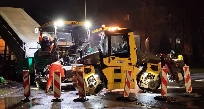 Na zdjęciu układanie nowej nawierzchni na ulicy Piastowskiej