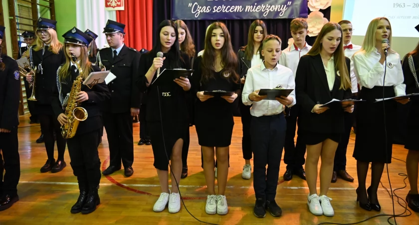 Na zdjęciu uczniowie podczas uroczystości, fot. Facebook/Starostwo Powiatowe