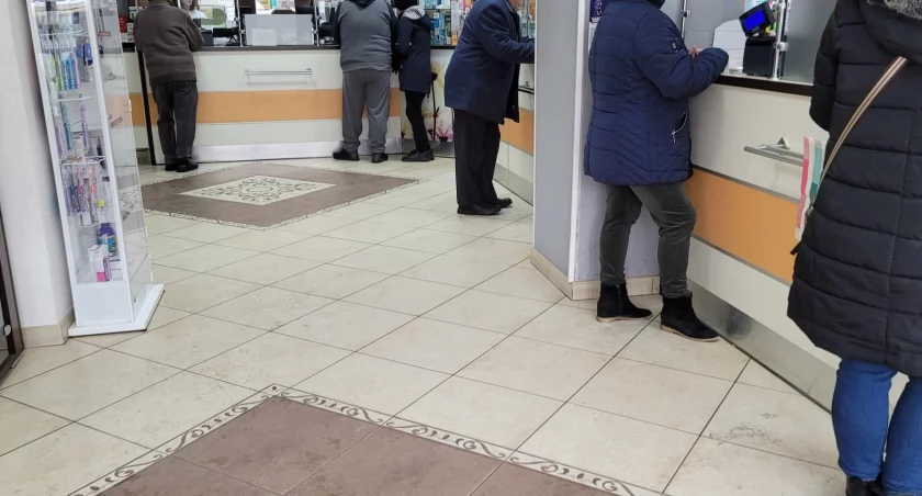 Na zdjęciu apteka pełna ludzi