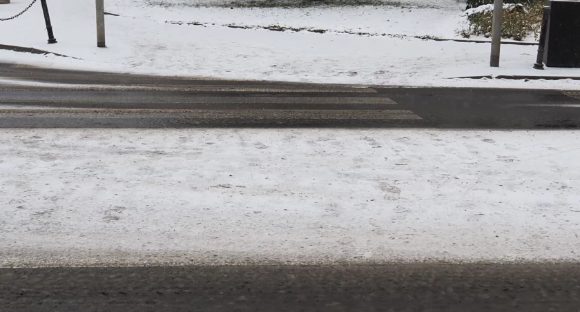 Na zdjęciu nieodśnieżony chodnik