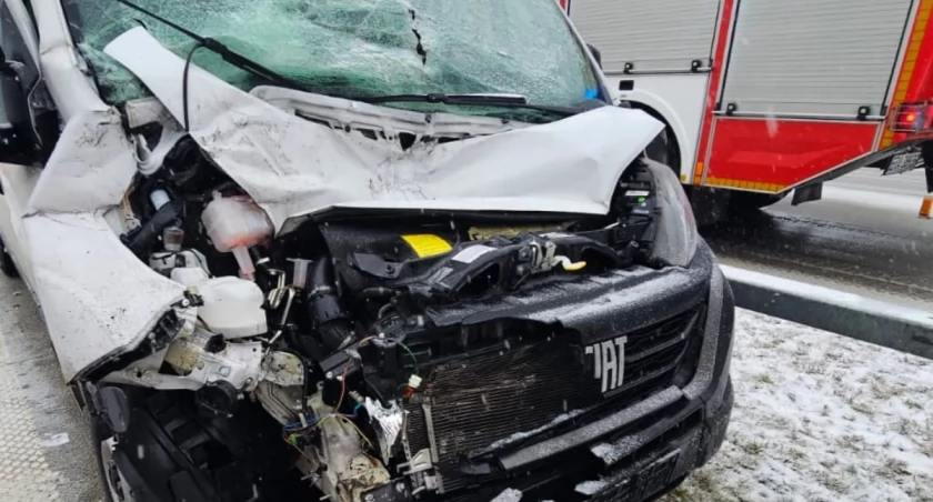 Na zdjęciu rozbite ducato, fot. KPP Radomsko