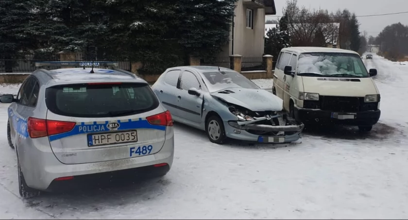 Na zdjęciu auta, które brały udział w zdarzeniu, fot. KPP Radomsko