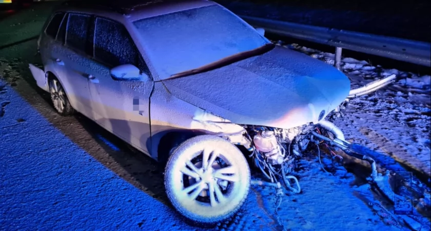 Na zdjęciu rozbita skoda, fot. KPP Radomsko