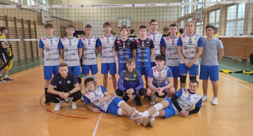 Na zdjęciu młodzi zawodnicy Metprim Volley Radomsko