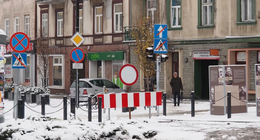 Na zdjęciu wjazd w Reymonta jeszcze zamknięty