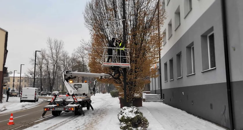 Na zdjęciu ekipa montująca ozdoby w mieście