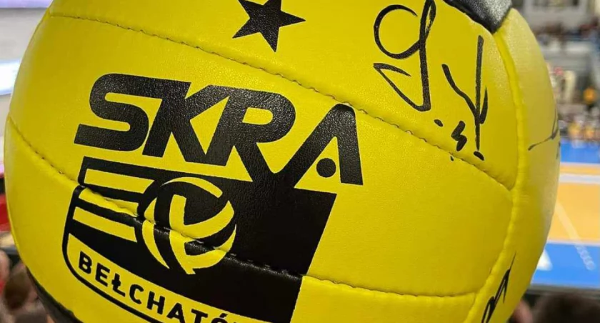 Na zdjęciu piłka z autografami, fot. Facebook/ I LO w Radomsku