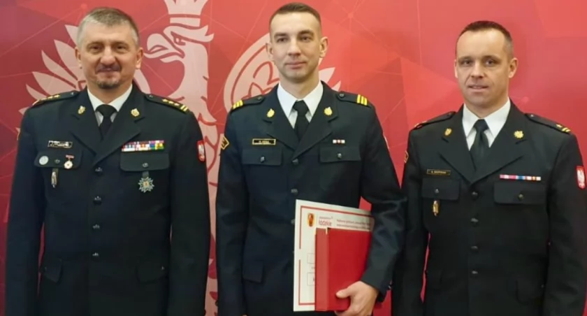Na zdjęciu Marcin Ozga w środku, z prawej zastępca komendanta mł. brygadier Artur Bartosik, z lewej zastępca łódzkiego komendanta st. brygadier Paweł Malinowski, fot. KP PSP Radomsko